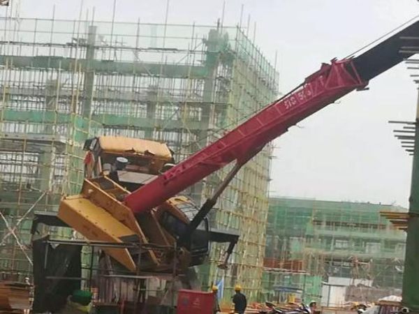 霍于都县吊车租赁公司_吊车租赁的工作人员现在进入工地的工